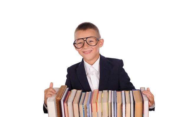 書籍の巨大なスタックを持つ少年 — ストック写真