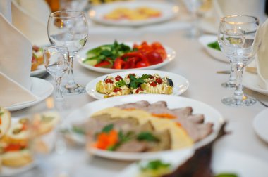 partiden önce restoranda servis gümüş ve cam stemware ile masayı 