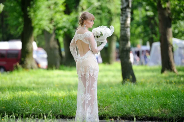 Porträt einer schönen Frau im weißen Kleid — Stockfoto