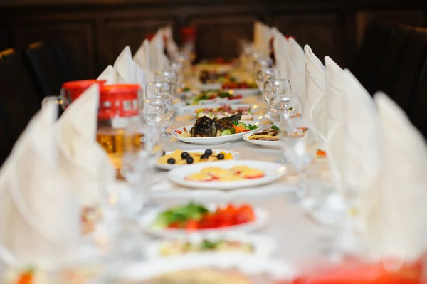Servicio de mesa con cubiertos y copas de vidrio en el restaurante antes de la fiesta —  Fotos de Stock