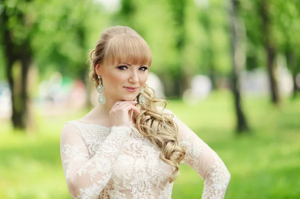 白いドレスの美しい女性の肖像 — ストック写真