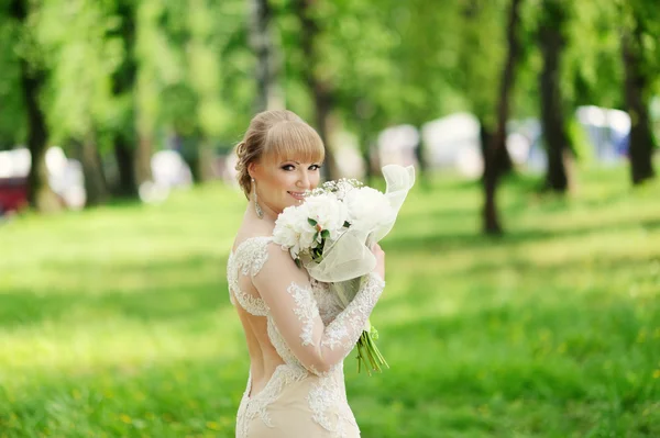 Portret van een mooie vrouw in witte jurk — Stockfoto