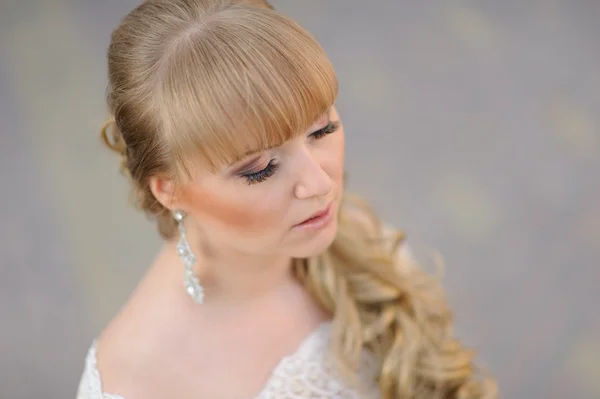 Portret van een mooie vrouw in witte jurk — Stockfoto