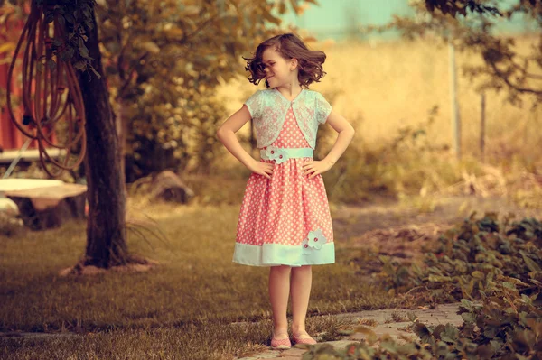 Portrait of  little girl outdoor — Stock Photo, Image