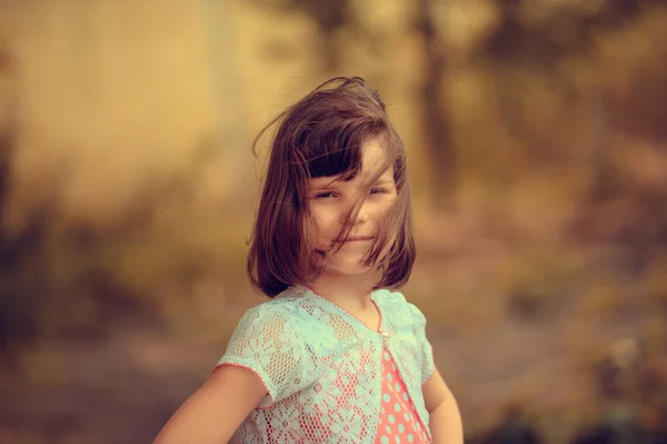 Portrait of  little girl outdoor — Stock Photo, Image