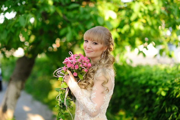 Ritratto di bella donna con fiori — Foto Stock