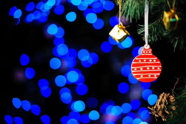 Рождественские украшения на ярком фоне — стоковое фото