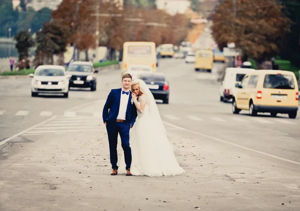 Feliz novia y novio en su boda — Foto de Stock