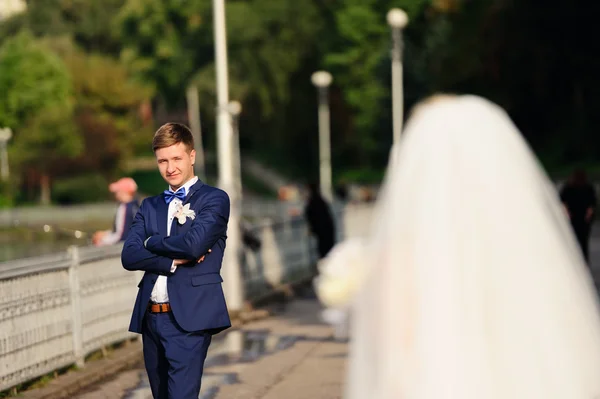 Feliz novia y novio en su boda — Foto de Stock