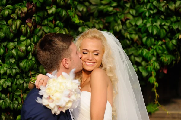 Noiva feliz e noivo em seu casamento — Fotografia de Stock