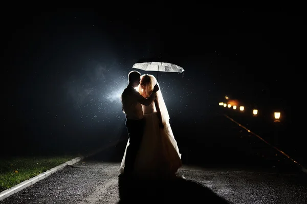 Щаслива наречена і ніч нареченого з парасолькою — стокове фото