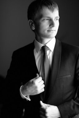 красивий нареченого на весілля пальто