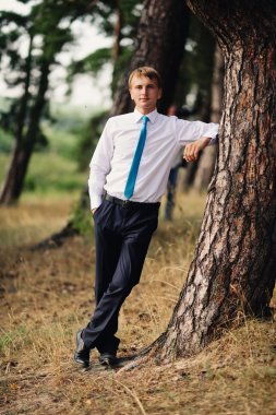 красивий нареченого на весілля пальто