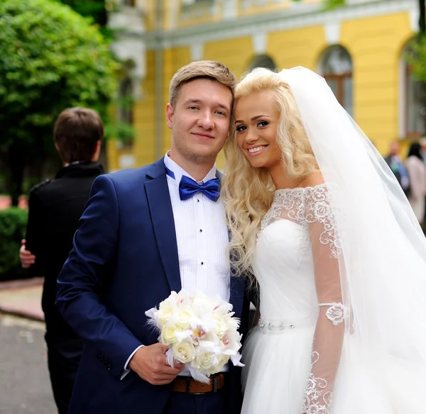 Glückliche Braut und Bräutigam zur Hochzeit — Stockfoto