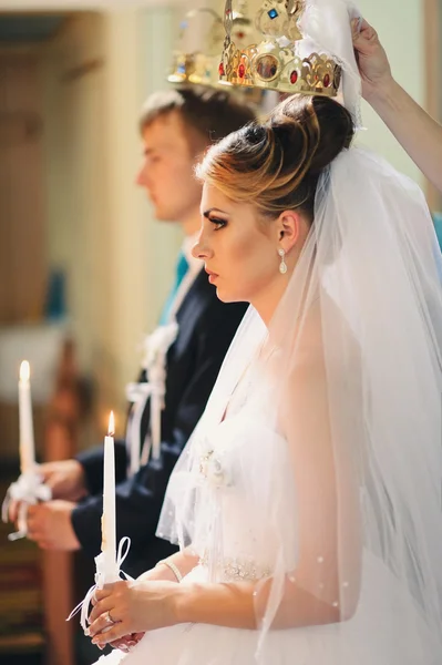Mariée et marié dans l'église — Photo