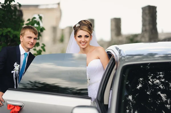 Glückliche Braut und Bräutigam zur Hochzeit — Stockfoto