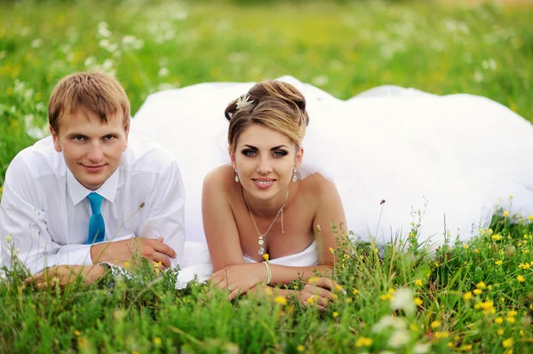 Glückliche Braut und Bräutigam zur Hochzeit — Stockfoto