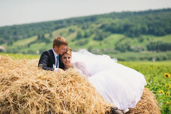 Glad brud och brudgum på deras bröllop — Stockfoto