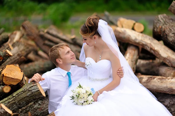 Šťastná nevěsta a ženich na jejich svatbě — Stock fotografie