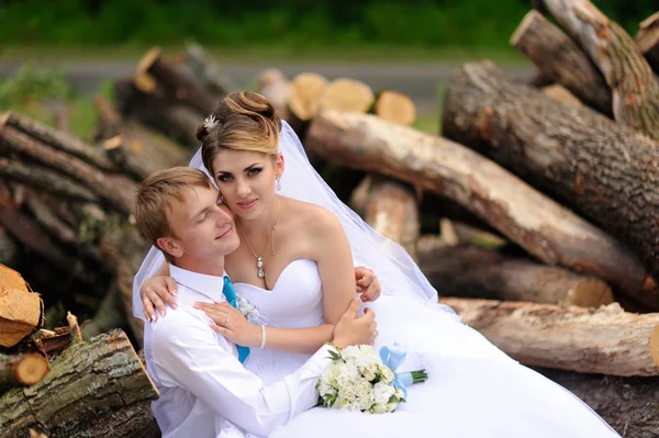 Noiva feliz e noivo em seu casamento — Fotografia de Stock