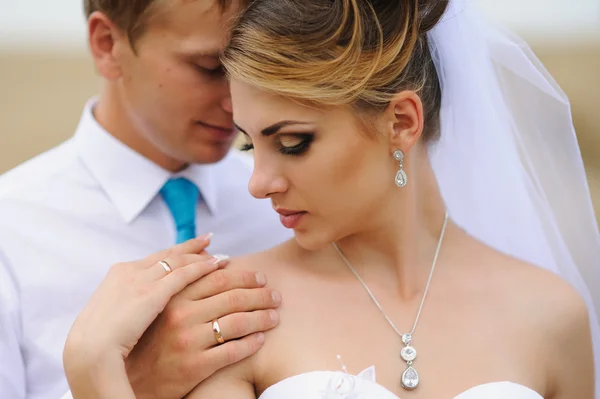 Noiva feliz e noivo em seu casamento — Fotografia de Stock