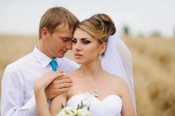 Glückliche Braut und Bräutigam zur Hochzeit — Stockfoto