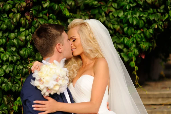 Glückliche Braut und Bräutigam zur Hochzeit — Stockfoto