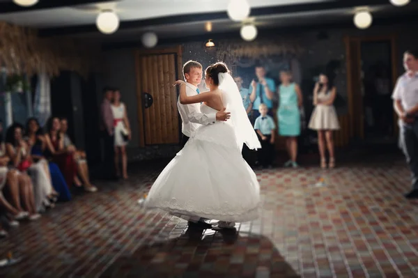 Bride and groom dancing — Stock Photo, Image