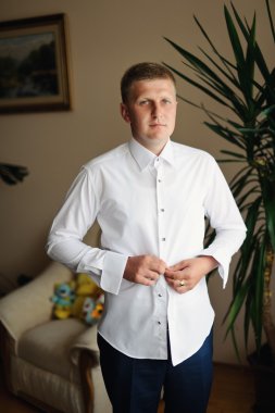 красивий нареченого на весілля пальто