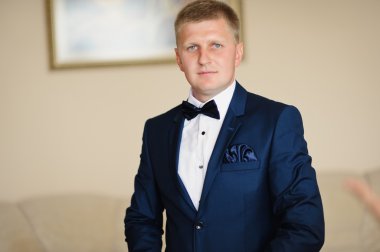 красивий нареченого на весілля пальто