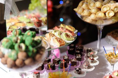 partiden önce restoranda servis gümüş ve cam stemware ile masayı 