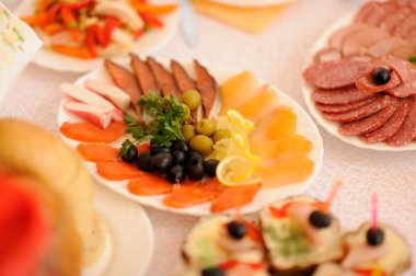 partiden önce restoranda servis gümüş ve cam stemware ile masayı 