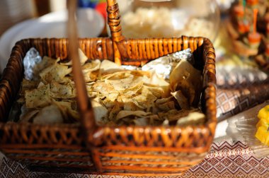 partiden önce restoranda servis gümüş ve cam stemware ile masayı 