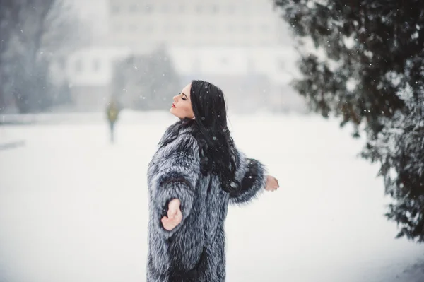 Retrato de inverno da menina beleza com neve — Fotografia de Stock