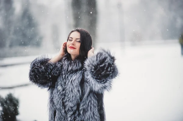 Portret zimowy piękna dziewczyna z śniegu — Zdjęcie stockowe