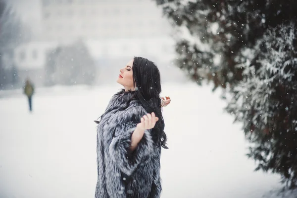 Portretul de iarnă al fetei de frumusețe cu zăpadă — Fotografie, imagine de stoc