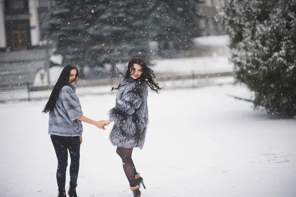 Vicces lányok élvezik a téli időjárás — Stock Fotó