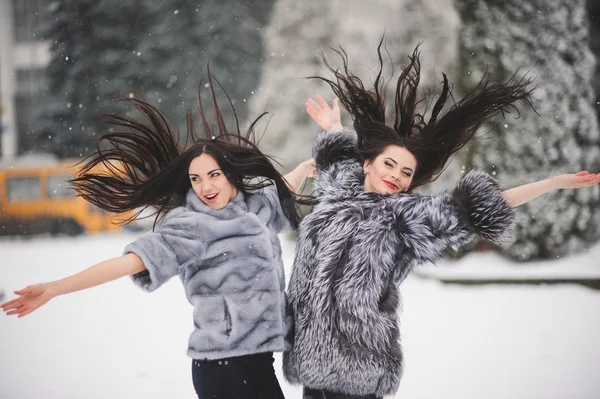 Fete amuzante care se bucură de vreme de iarnă — Fotografie, imagine de stoc