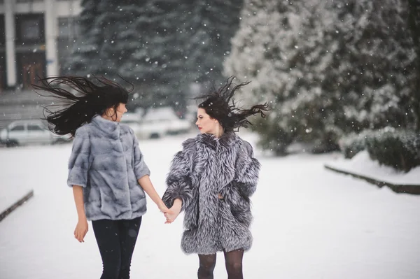 Meninas engraçadas desfrutando do tempo de inverno — Fotografia de Stock