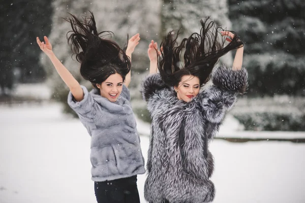 Meninas engraçadas desfrutando do tempo de inverno — Fotografia de Stock