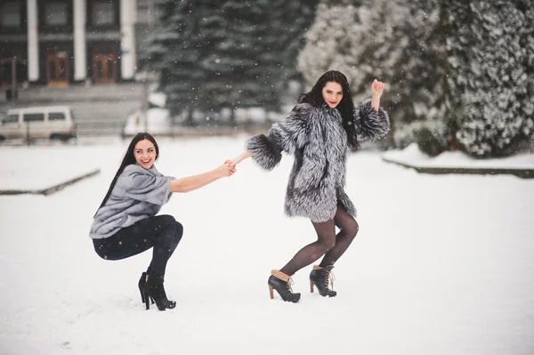 Funny girls enjoying winter weather — Stock Photo, Image