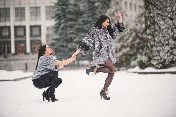 Meninas engraçadas desfrutando do tempo de inverno — Fotografia de Stock