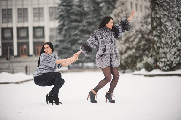 Chicas divertidas disfrutando del clima de invierno — Foto de Stock