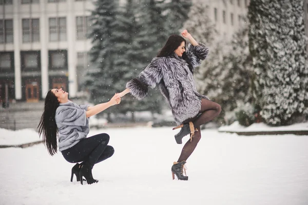 Meninas engraçadas desfrutando do tempo de inverno — Fotografia de Stock