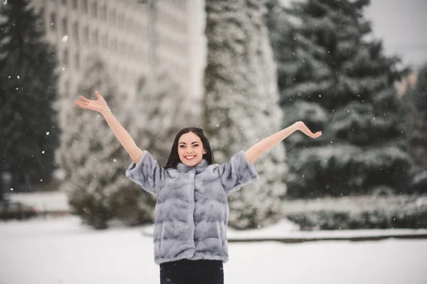 Retrato de invierno de chica de belleza con nieve — Foto de Stock