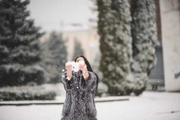 Winter Porträt der Schönheit Mädchen mit Schnee — Stockfoto