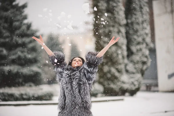 Retrato de invierno de chica de belleza con nieve — Foto de Stock