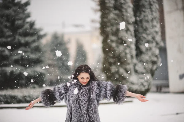 Winter Porträt der Schönheit Mädchen mit Schnee — Stockfoto