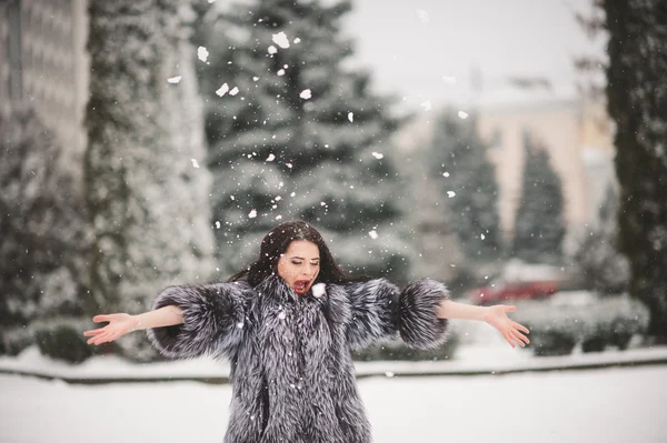Portretul de iarnă al fetei de frumusețe cu zăpadă — Fotografie, imagine de stoc