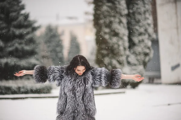 Retrato de invierno de chica de belleza con nieve — Foto de Stock